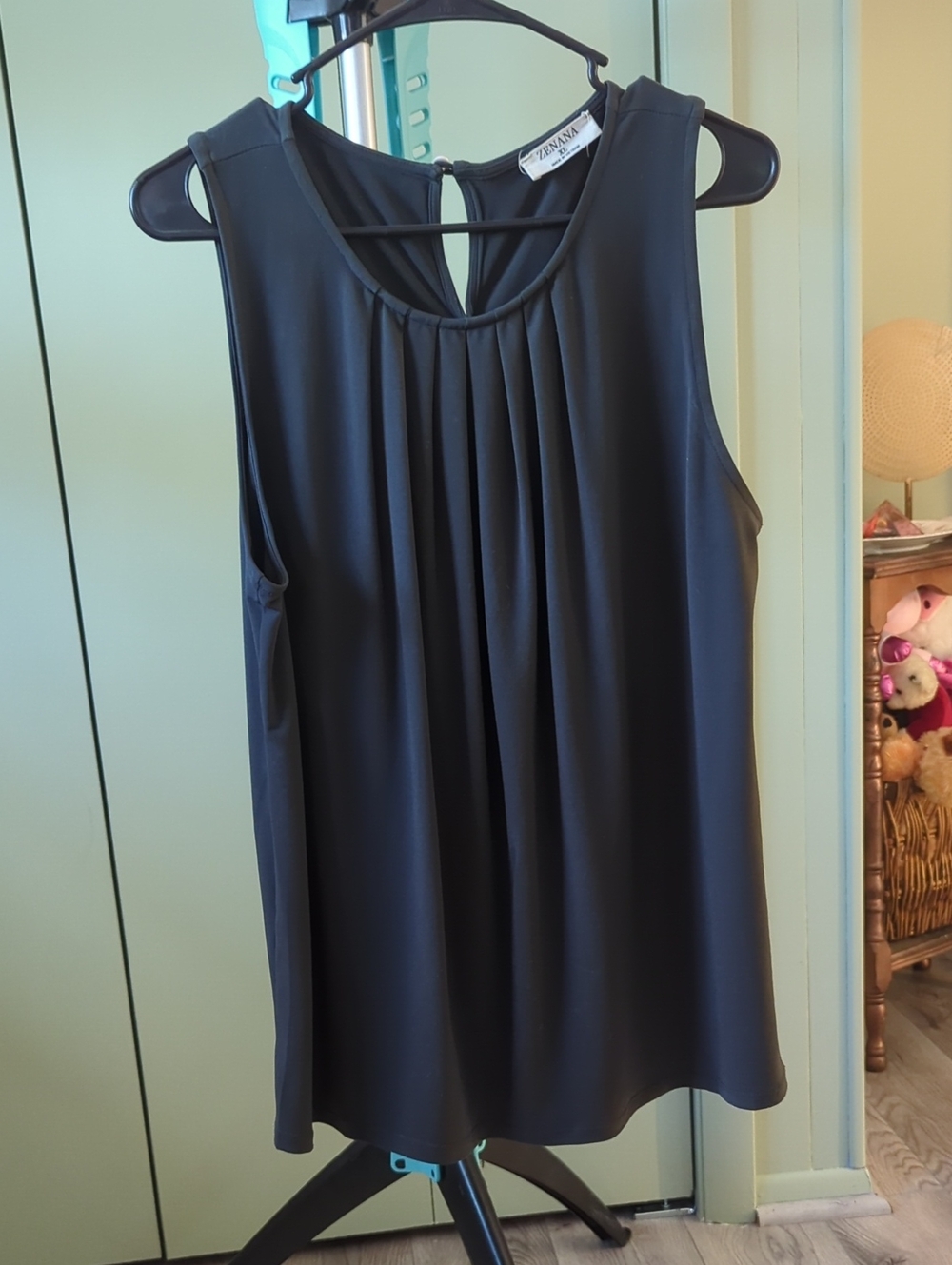 Zenana Outfitters Black Pleated Sleeveless Blouse